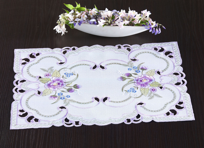 - Tischdecke oder Kissenbezug mit Blüten-Stickerei, in Größe 101 (Deckchen, 35x 50 cm) bis 404 (Kissenbezug, 40x 40 cm), in Farbe WEISS-BUNT Ansicht 1