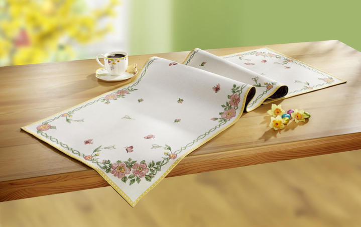 Heimtextilien - Tischdekoration mit Blümchen- und Schmetterlingsdekor, in Farbe CREME-GELB-ROSA, in Ausführung Tischläufer