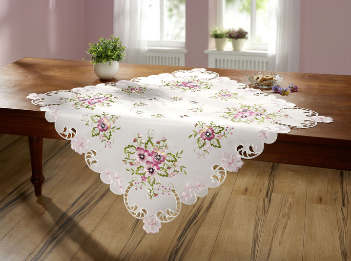 Tischdecken - Tisch- und Raumdekoration mit Stiefmütterchen-Stickereien Ansicht 7 Tischdecken - Tisch- und Raumdekoration mit Stiefmütterchen-Stickereien, in Größe 100 (Deckchen, 30x 45 cm) bis 404 (Kissenbezug, 40x 40 cm), in Farbe LILA Ansicht 7
