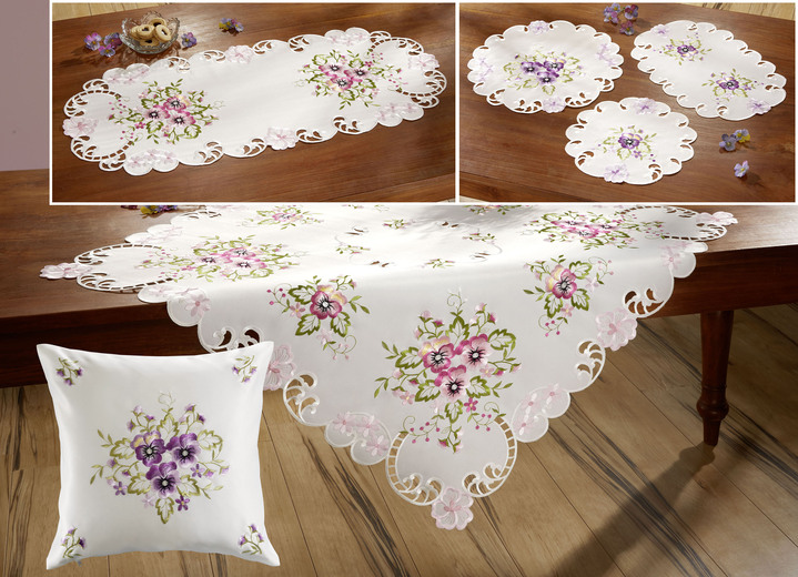 Tischdecken - Tisch- und Raumdekoration mit Stiefmütterchen-Stickereien Ansicht 8 Tischdecken - Tisch- und Raumdekoration mit Stiefmütterchen-Stickereien, in Größe 100 (Deckchen, 30x 45 cm) bis 404 (Kissenbezug, 40x 40 cm), in Farbe LILA Ansicht 8