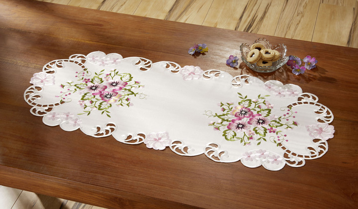 Tischdecken - Tisch- und Raumdekoration mit Stiefmütterchen-Stickereien Ansicht 6 Tischdecken - Tisch- und Raumdekoration mit Stiefmütterchen-Stickereien, in Größe 100 (Deckchen, 30x 45 cm) bis 404 (Kissenbezug, 40x 40 cm), in Farbe LILA Ansicht 6
