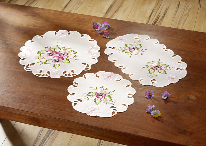Tischdecken - Tisch- und Raumdekoration mit Stiefmütterchen-Stickereien, in Größe 100 (Deckchen, 30x 45 cm) bis 404 (Kissenbezug, 40x 40 cm), in Farbe ROSÉ Ansicht 1