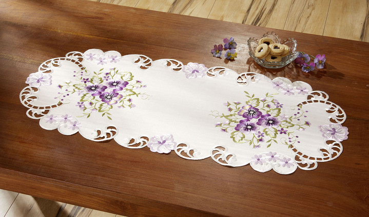 Tischdecken - Tisch- und Raumdekoration mit Stiefmütterchen-Stickereien Ansicht 5 Tischdecken - Tisch- und Raumdekoration mit Stiefmütterchen-Stickereien, in Größe 100 (Deckchen, 30x 45 cm) bis 404 (Kissenbezug, 40x 40 cm), in Farbe ROSÉ Ansicht 5