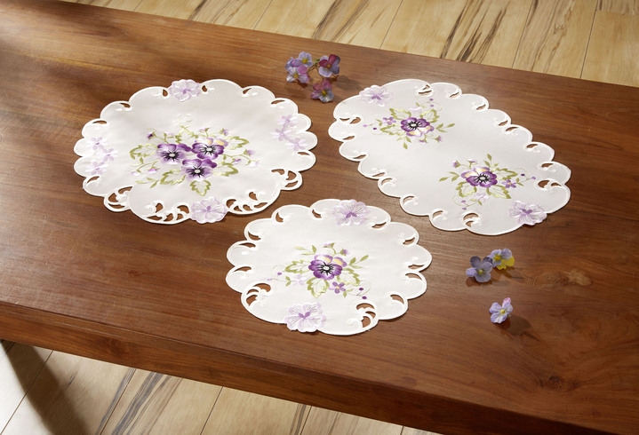 Tischdecken - Tisch- und Raumdekoration mit Stiefmütterchen-Stickereien Ansicht 2 Tischdecken - Tisch- und Raumdekoration mit Stiefmütterchen-Stickereien, in Größe 100 (Deckchen, 30x 45 cm) bis 404 (Kissenbezug, 40x 40 cm), in Farbe LILA Ansicht 2