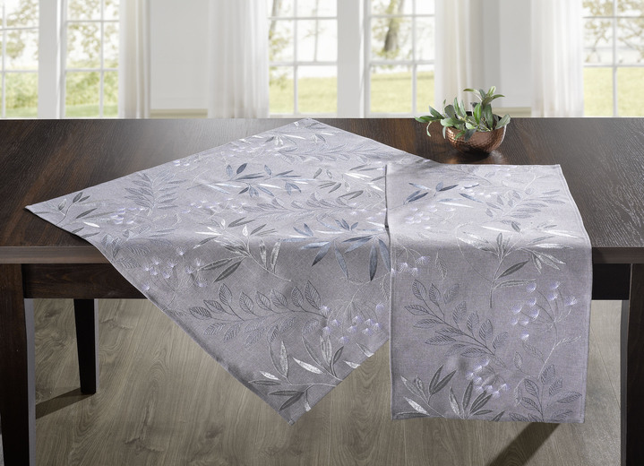Heimtextilien - Bestickte Tisch- und Raumdekoration mit Gräser- und Blätter-Dessin, in Größe 130 (2 Deckchen, 35x 50 cm) bis 404 (Kissenbezug, 40x 40 cm), in Farbe SILBER Ansicht 1