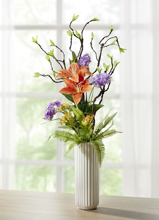 Lilien-Arrangement in Keramikvase