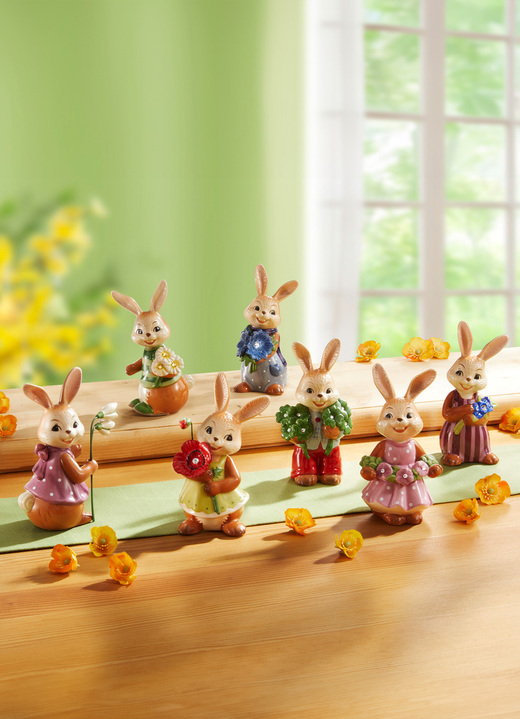 Ostern - Goebel-Hasen aus Feinsteingut Ansicht 2 Ostern - Goebel-Hasen aus Feinsteingut, in Farbe BUNT, in Ausführung Hasenjunge mit Vergissmeinnicht Ansicht 2