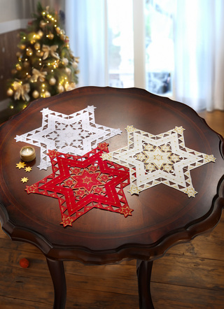 Bestickte, festliche Tischdekoration