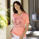 Kurzarm - Shirt mit femininem Druck in 3 Farben – Farbe APRICOT Kurzarm - Shirt mit femininem Druck in 3 Farben, in Größe 036 bis 052, in Farbe APRICOT