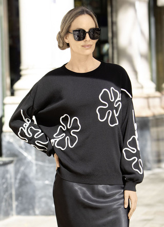 Pullover mit aufwendigen Blütenapplikationen