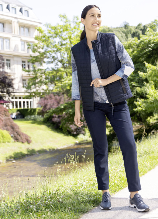 Kurz - Steppweste mit leichter Wattierung Ansicht 2 Kurz - Steppweste mit leichter Wattierung, in Größe 036 bis 052, in Farbe MARINE Ansicht 2