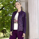 Kurz - Jacke mit Steppeinsätzen – Farbe BROMBEERE – Ansicht 1 Kurz - Jacke mit Steppeinsätzen, in Größe 036 bis 052, in Farbe BROMBEERE – Farbe BROMBEERE – Ansicht 1