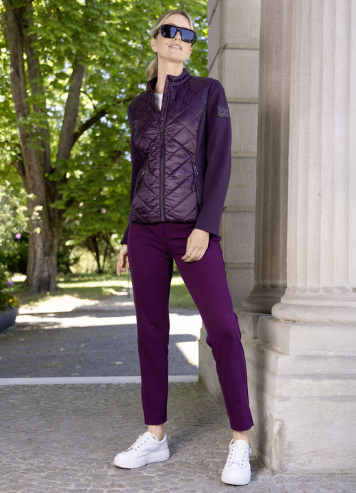 Kurz - Jacke mit Steppeinsätzen, in Größe 036 bis 052, in Farbe BROMBEERE Ansicht 3