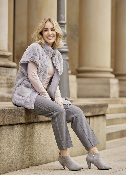 Kurz - Weste in Zopfmuster-Optik, in Größe 036 bis 048, in Farbe SILBERGRAU Ansicht 2