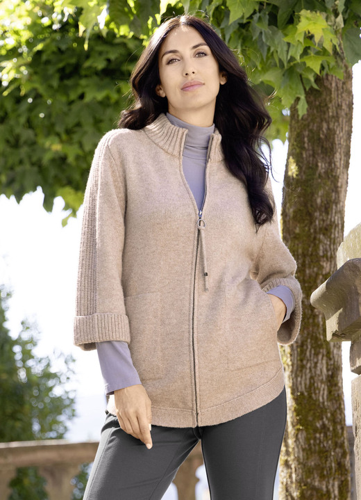Strickjacken - Flauschig weiche Strickjacke Strickjacken - Flauschig weiche Strickjacke , in Größe 036 bis 052, in Farbe SAND MELIERT