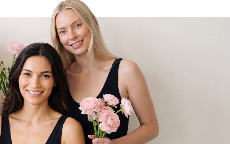 Zwei Frauen mit Blumen in der Hand