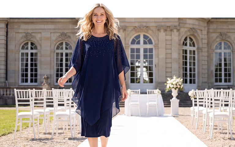 Dame in dunkelblauem Kleid