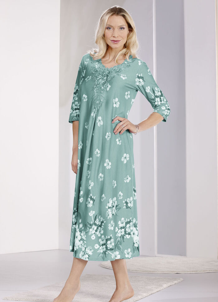 Nachthemd von "Laurina" mit Motivspitze am Ausschnitt JADE