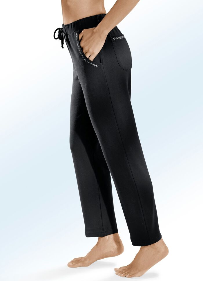 Hose mit dekorativer Nietenzier 