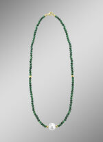 Halskette mit Perlenschimmer und Edelsteinglanz 