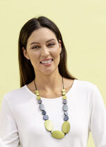 Handgefertigte Halskette mit Holzelementen 