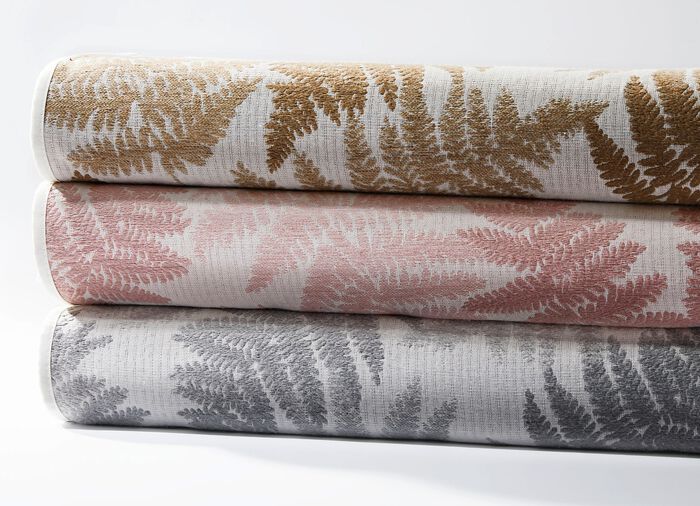 Tagesdecke mit naturnahen Bl&auml;ttermotiven 