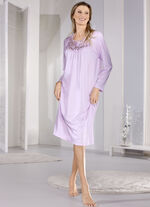 Wadenlanges Nachthemd mit gro&szlig;z&uuml;giger, floraler Stickereispitze 