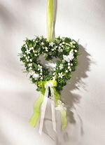 Buchsbaumherz mit Maigl&ouml;ckchen und Schmetterlingen 