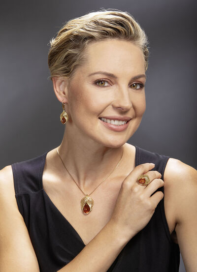 Vergoldeter Anhänger mit Bernstein 