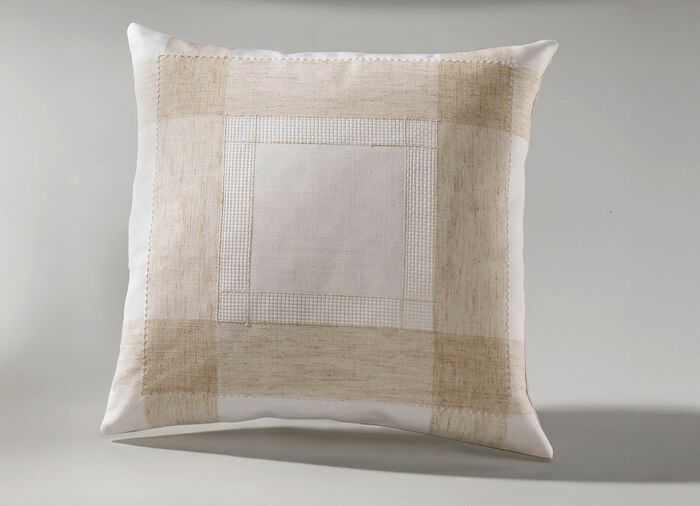 Klassische Tisch- und Raumdekoration mit Leinen 