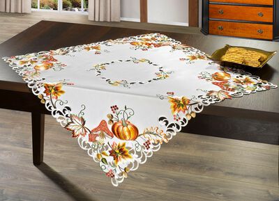 Tisch- und Raumdekoration mit herbstlichen Motiven 