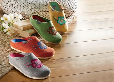 Damen-Hausschuh mit farblich abgestimmten Stickerei-Zierblume 
