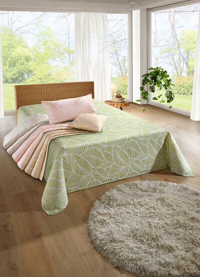 Tagesdecke und Kissenbezüge mit naturnahen Blättermotiven 