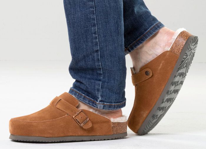 Gef&uuml;tterte Herren-Clogs, mit Lammfell COGNAC