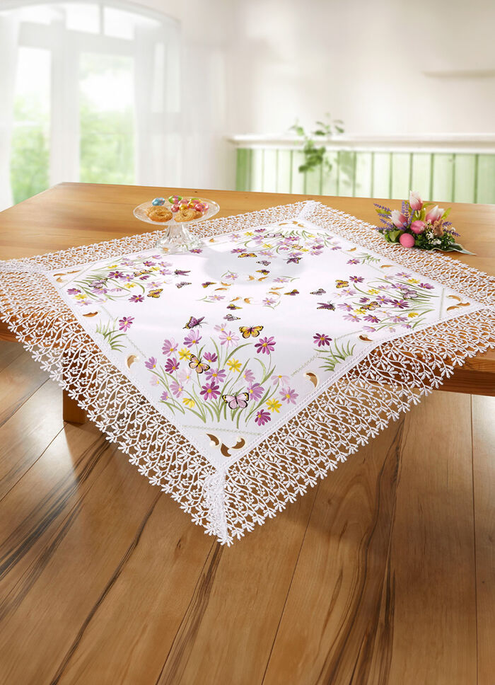 Tisch- und Raumdekoration mit Spitzenborte 