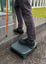 Dusch- und Badewannentritt zum bequemen und sicheren Einsteigen 