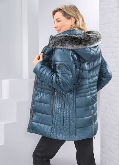 Jacke mit figurfreundlicher L&auml;ngssteppung seitlich 