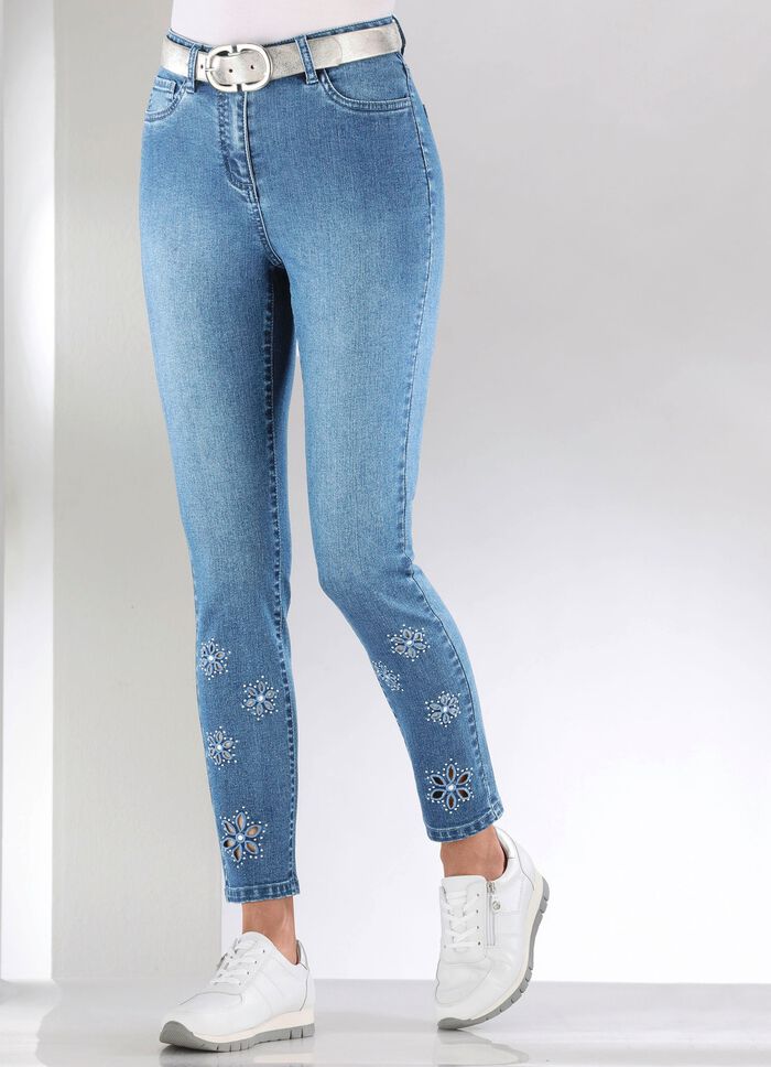 Jeans mit floralen Lochstickereien und Strasssteinchen 