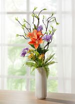 Lilien-Arrangement in Keramikvase 