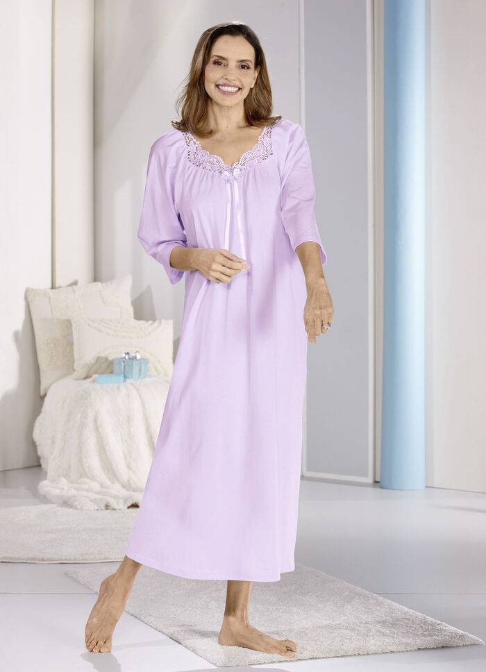 Nachthemd, kn&ouml;chellang und Stickereispitze  FLIEDER