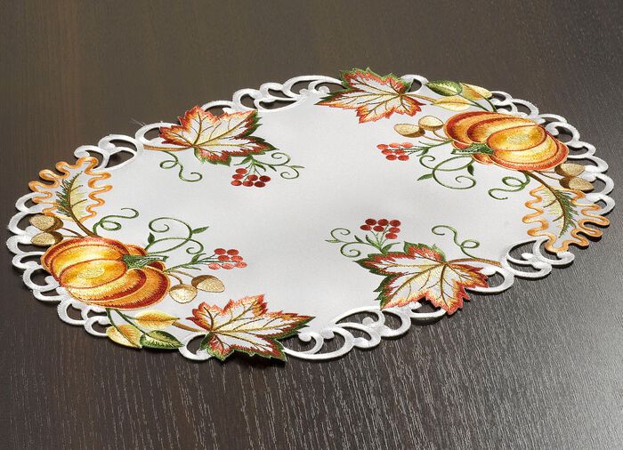Tisch- und Raumdekoration mit herbstlichen Motiven 