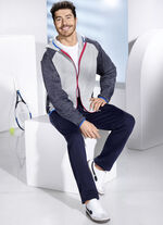 Freizeitanzug mit Kapuze 