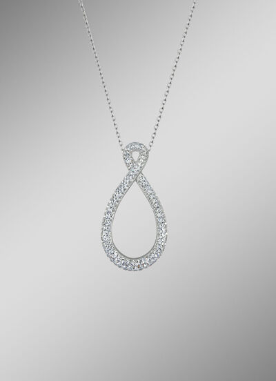 Strahlender Begleiter: Anhänger mit funkelnden Kristallen 