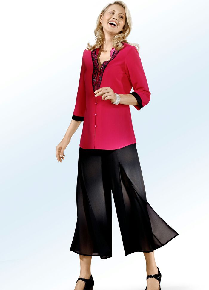 Bluse mit schwarzen Applikationen 