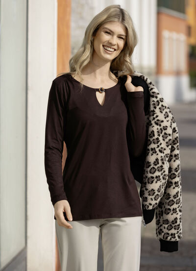 Shirt mit  Zierring am Halsausschnitt in 2 Farben 