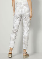 Hose in trendiger Blätterdessinierung 