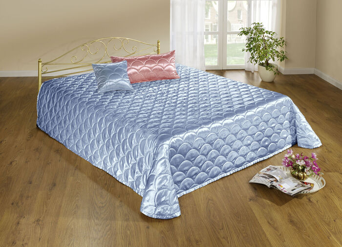 Edel glänzende Tagesdecke und Kissenbezüge mit Steppung in Muscheloptik BLAU