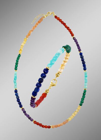 Funkelnde Garnitur mit Edelsteinen 