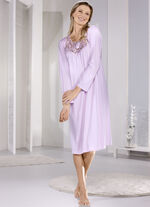 Wadenlanges Nachthemd mit gro&szlig;z&uuml;giger, floraler Stickereispitze 