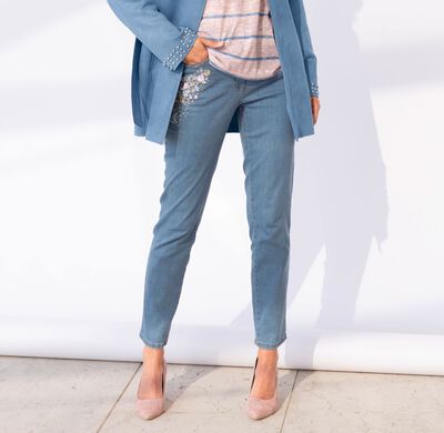Jeans mit floraler Stickerei 